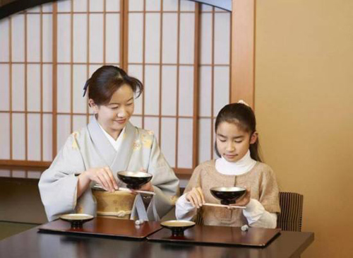 Some table manners when dining with Japa...